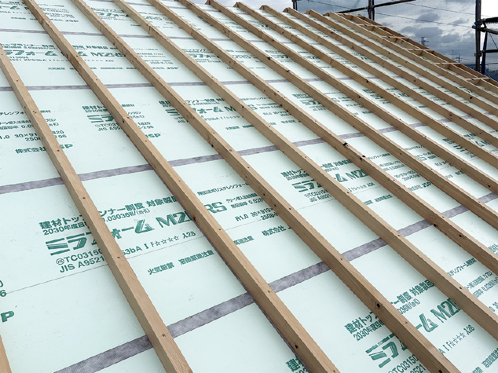 屋根工事（断熱材二層目）