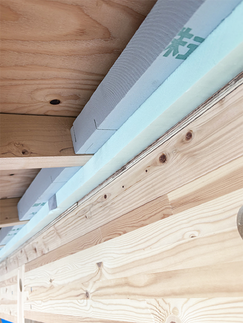 屋根工事（断熱材三層目）