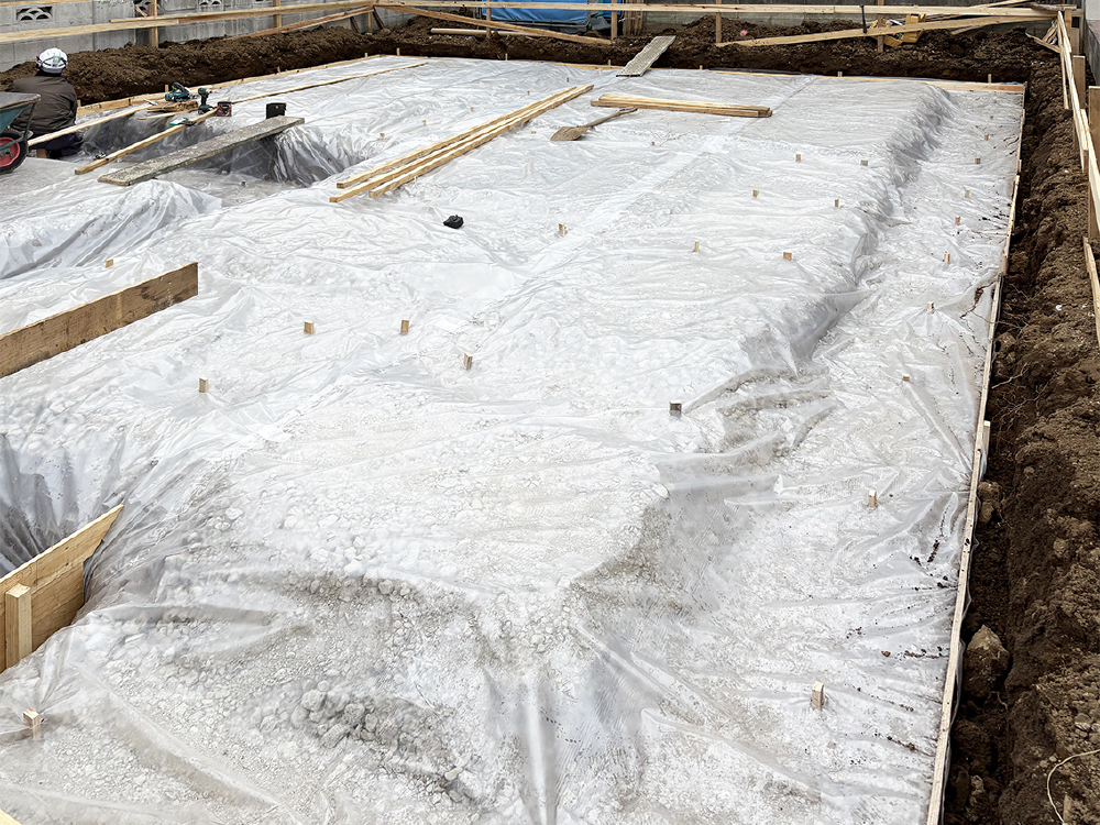 基礎工事（防湿シート）