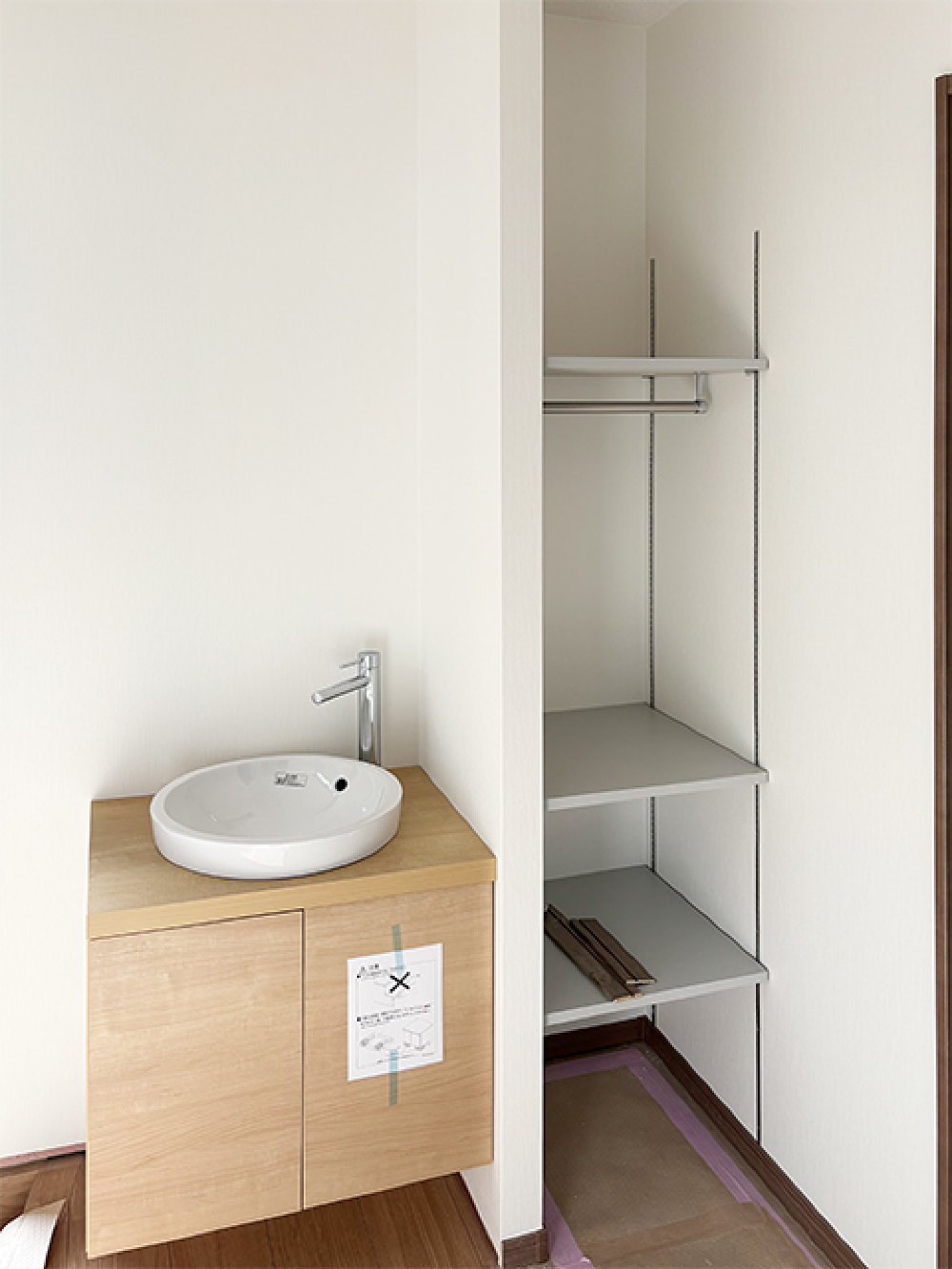 洗面台（玄関内）