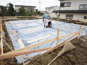 基礎工事（防湿シート）