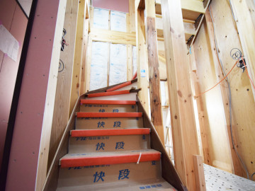 階段（２階～３階）
