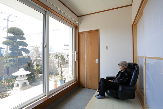 日向ぼっこをしながら庭を眺めることのできるこの場所は、奥様の大のお気に入り